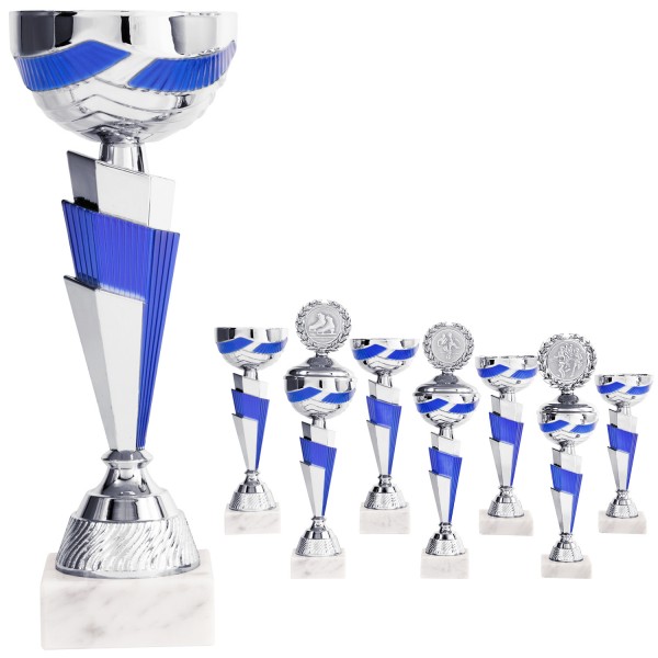 Moderne silberne Pokalserie mit blauen Akzenten (Artikel 8670 o.Deckel) und (Artikel 9670 m. Deckel)
